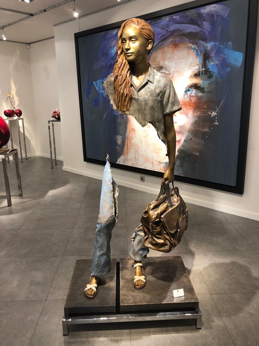 Musée Nice — sculpture poisson graffité