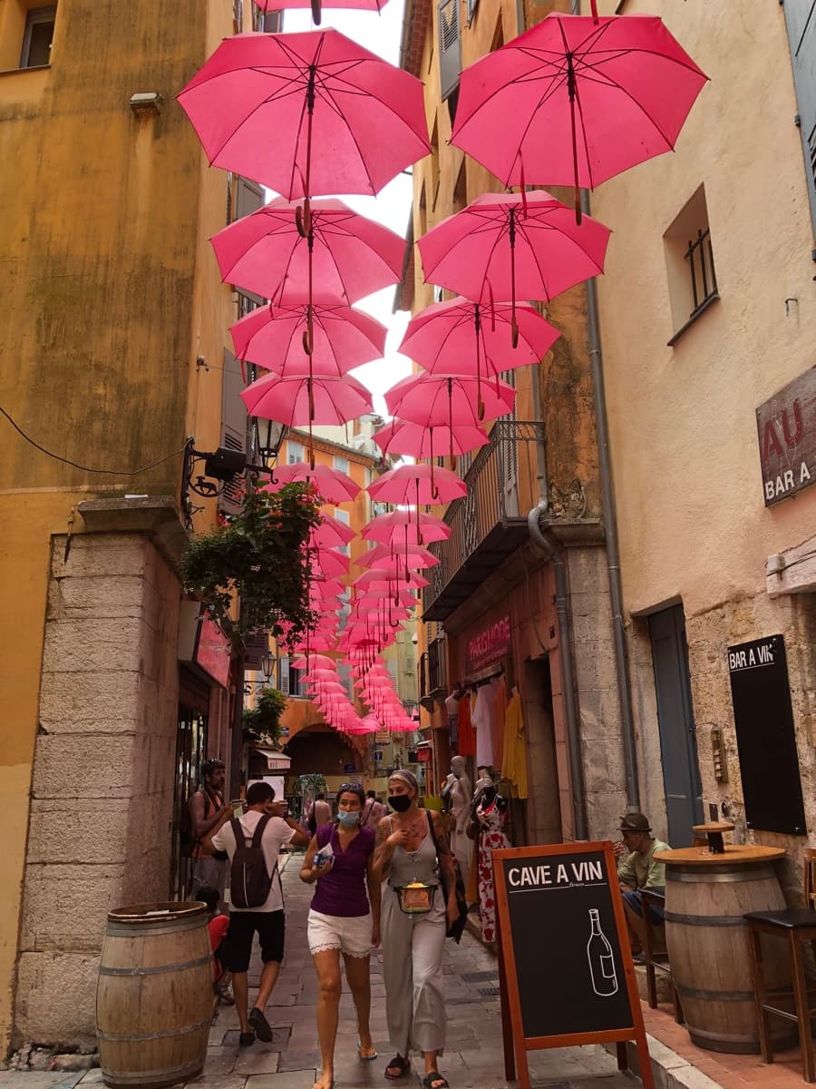 Village — parapluies roses