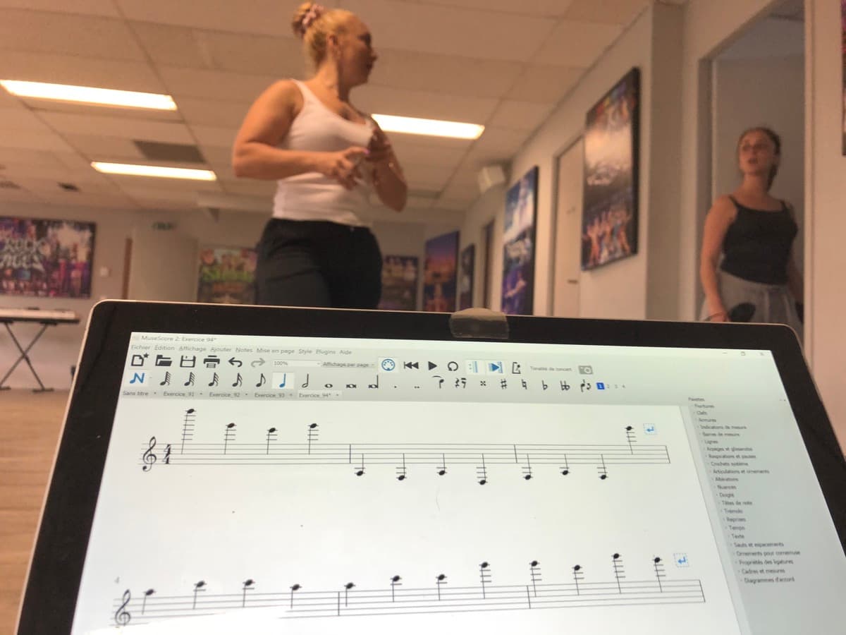 MuseScore + dancers in the corridor