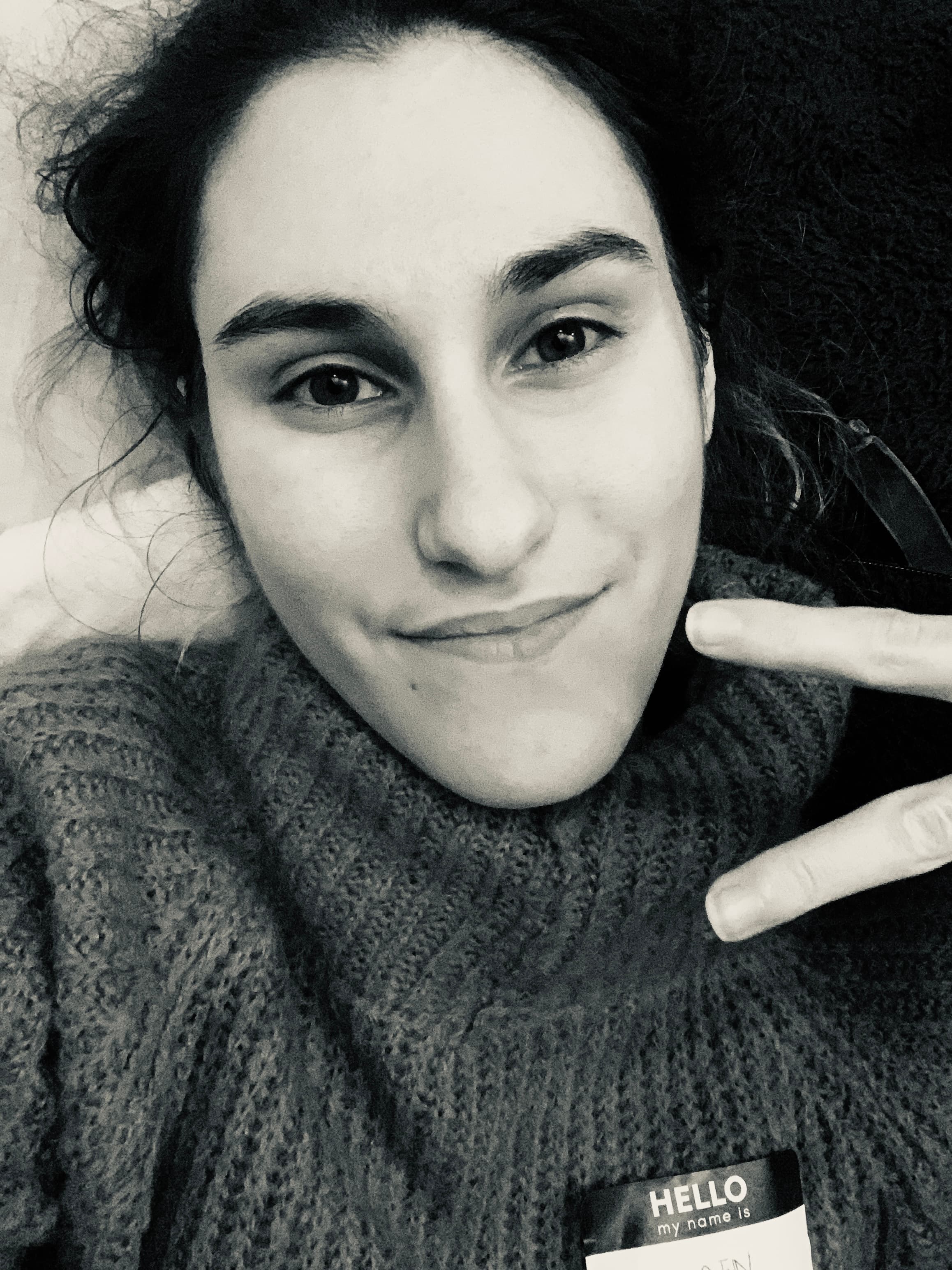 Selfie canapé, pull tricot — sourire chaleureux