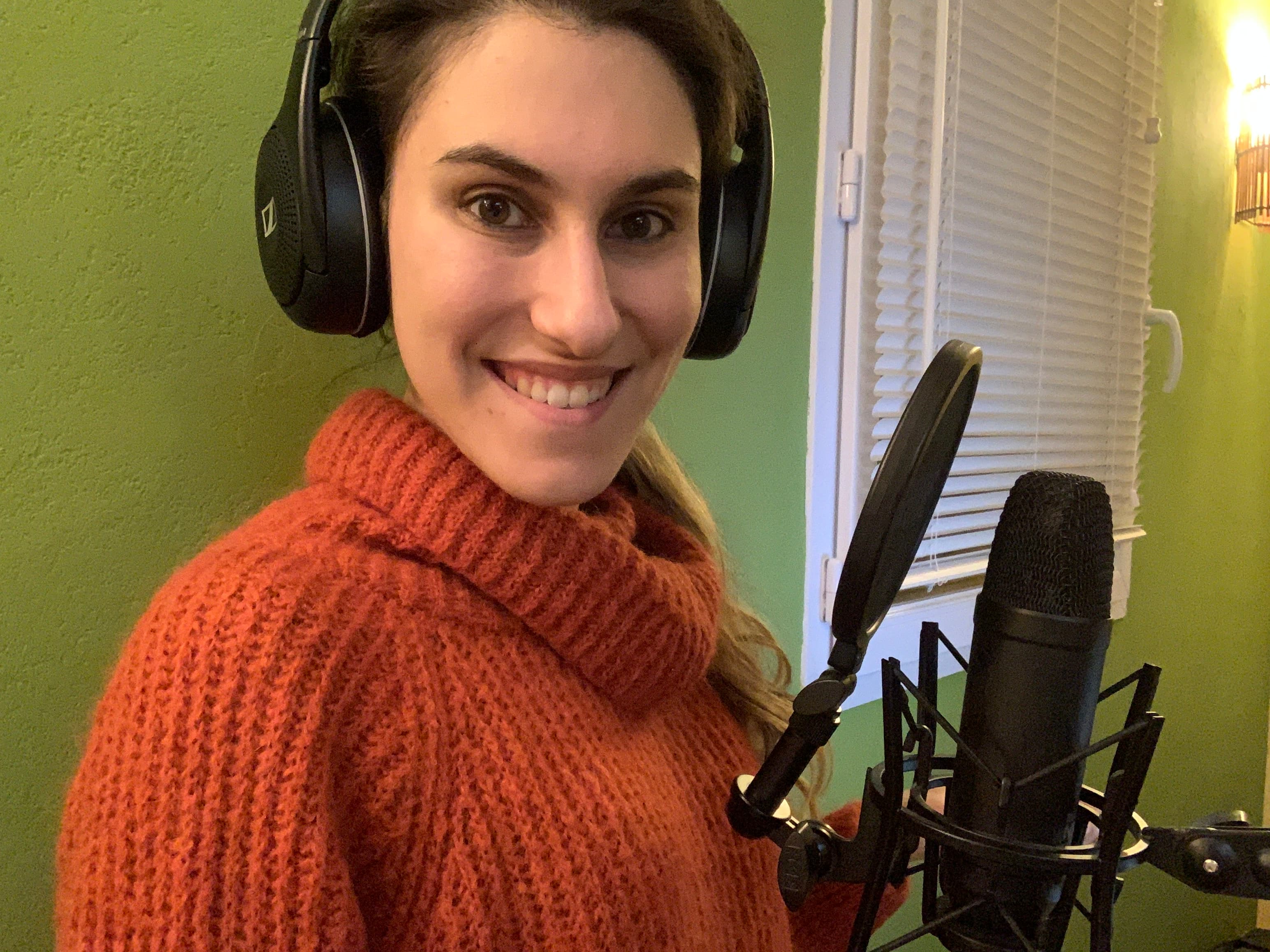 Studio · Sennheiser, pull terracotta, souriante