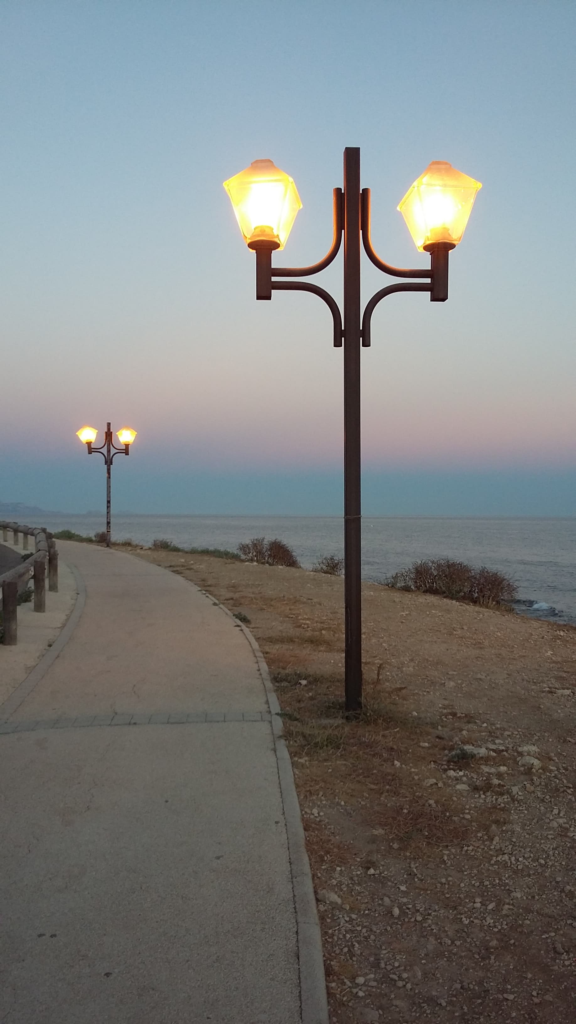Crépuscule, lampadaires allumés